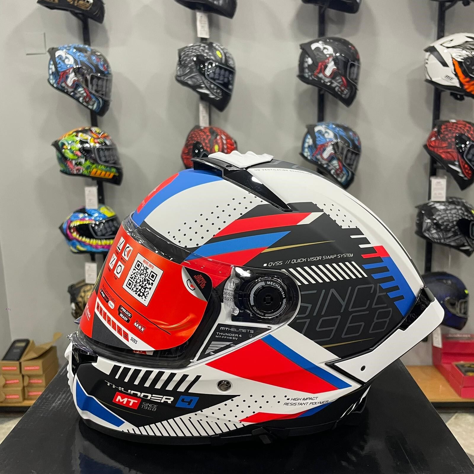 MT Helmets -Thunder 4 SV Luminence A7 Mat Beyaz/Kırmızı/Mavi Kapalı Kask